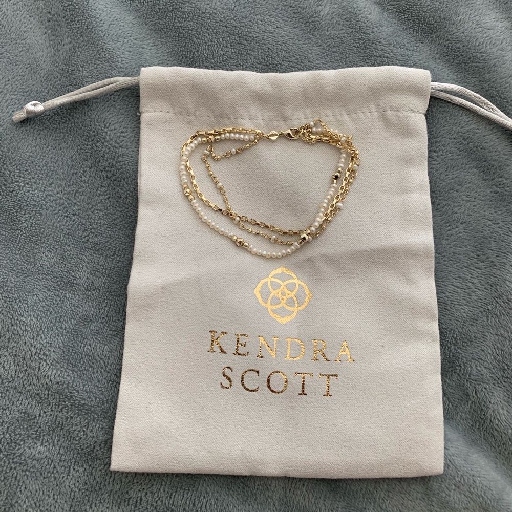 Scarlet Chain Bracelet in Gold with White Pearl
